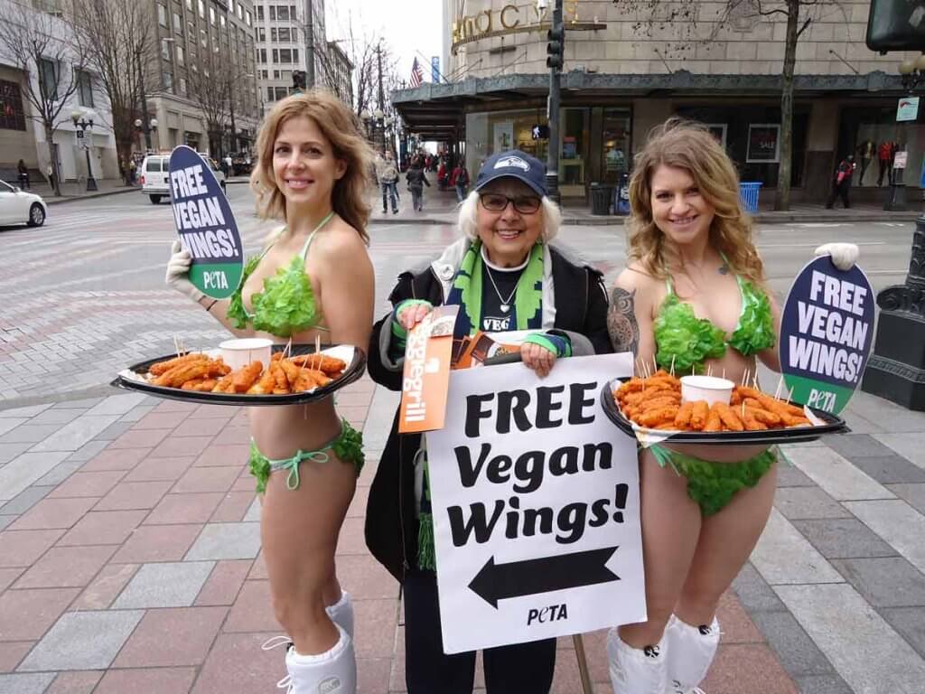 https://headlines.peta.org/wp-content/uploads/2016/12/lettuce-ladies-seattle-wing-giveaway-1024x768.jpg