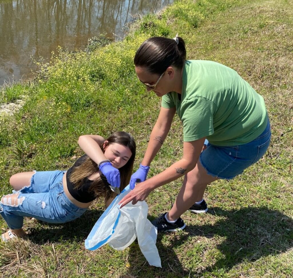 https://headlines.peta.org/wp-content/uploads/2021/03/women-go-trash-fishing-on-riverbank-e1616011049561-1024x972.jpeg